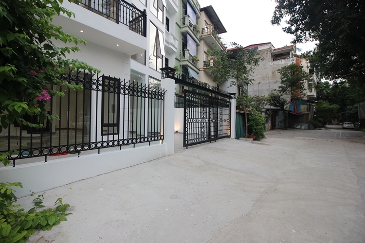A 5 bedroom house with big yard for rent in Tay Ho, Ha Noi