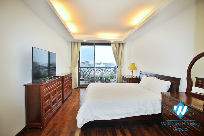 Spacious and lake view 3beds apartment for rent in Xuan Dieu, Tay Ho