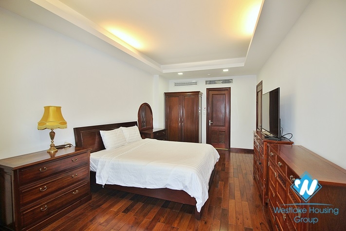 Spacious and lake view 3beds apartment for rent in Xuan Dieu, Tay Ho