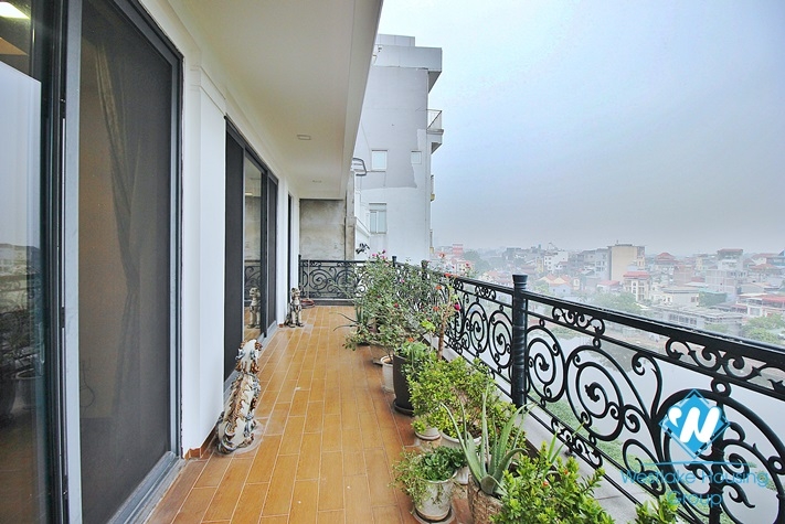 Spacious and lake view 3beds apartment for rent in Xuan Dieu, Tay Ho