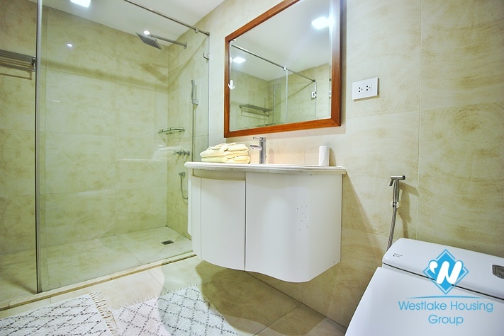 Spacious and lake view 3beds apartment for rent in Xuan Dieu, Tay Ho