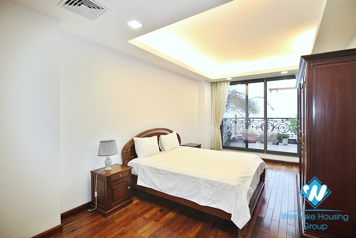Spacious and lake view 3beds apartment for rent in Xuan Dieu, Tay Ho