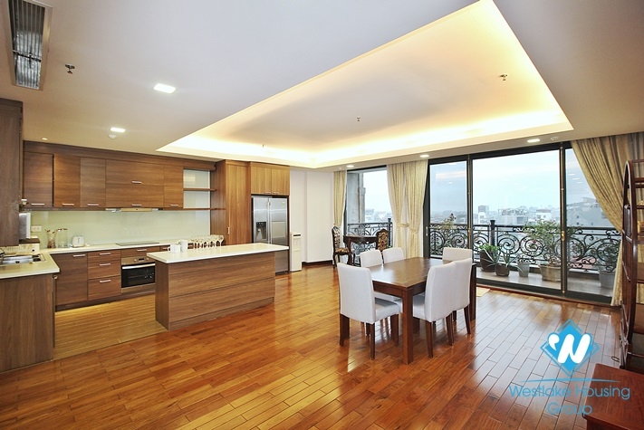 Spacious and lake view 3beds apartment for rent in Xuan Dieu, Tay Ho