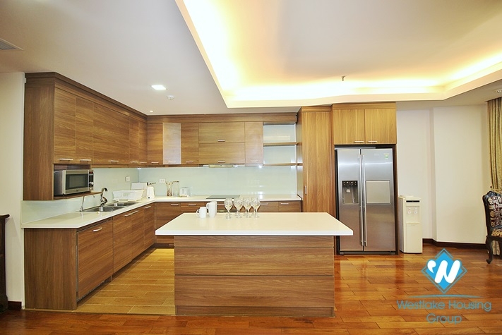Spacious and lake view 3beds apartment for rent in Xuan Dieu, Tay Ho