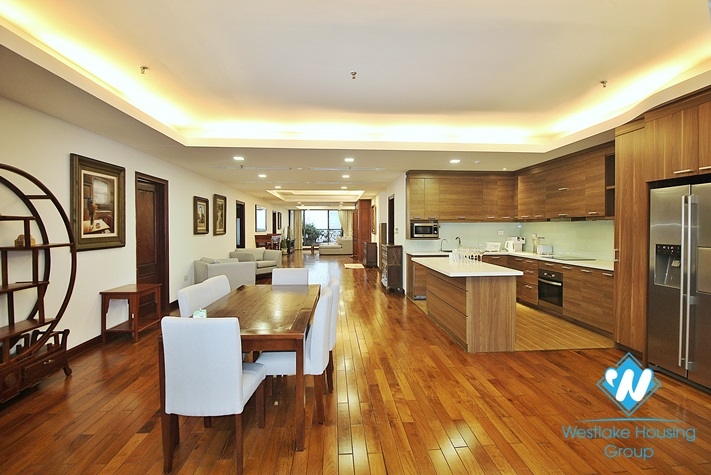 Spacious and lake view 3beds apartment for rent in Xuan Dieu, Tay Ho