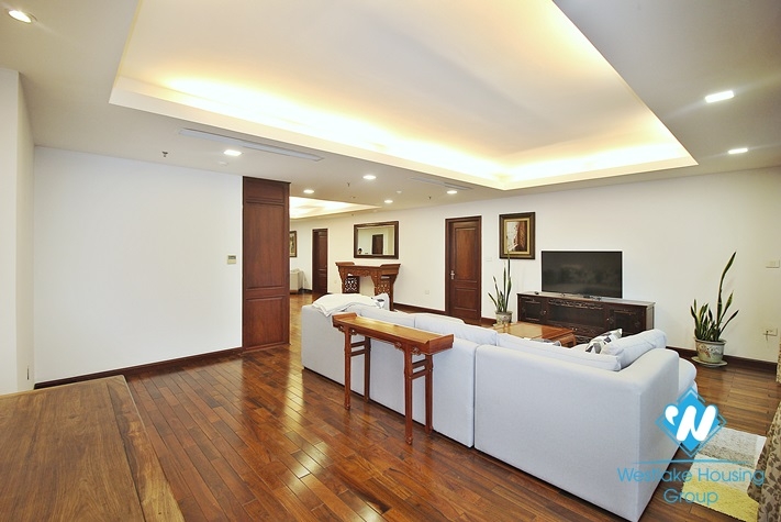 Spacious and lake view 3beds apartment for rent in Xuan Dieu, Tay Ho