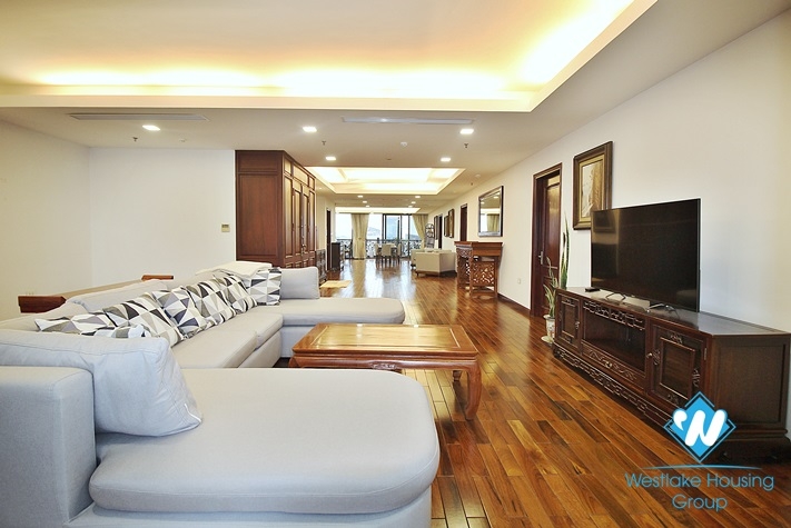 Spacious and lake view 3beds apartment for rent in Xuan Dieu, Tay Ho
