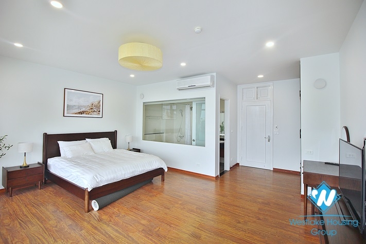 Lake view 03 bedrooms apartment for rent in Quang An st, Tay Ho district 