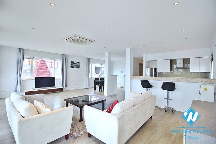 Modern serviced apartment with lake view for rent in Quang An Street, Tay Ho, Ha Noi 