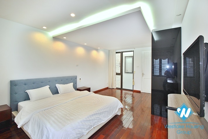 Lake view 3 bedroom apartment for rent in Yen Phu st, Tay Ho district.