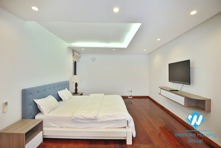 Lake view 3 bedroom apartment for rent in Yen Phu st, Tay Ho district.