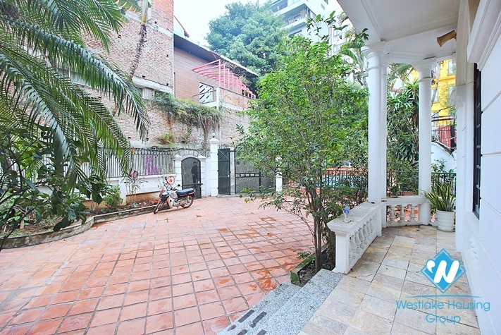 Beautifull house with huge garden for reent in Tay Ho District 