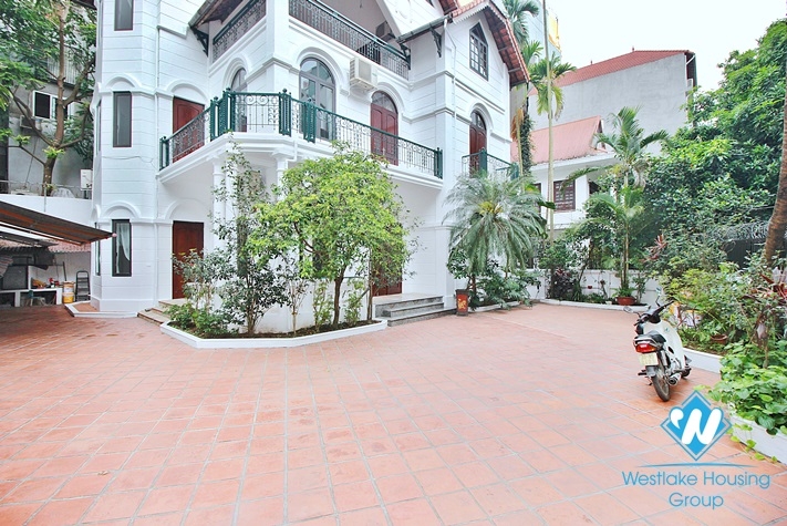 Beautifull house with huge garden for reent in Tay Ho District 