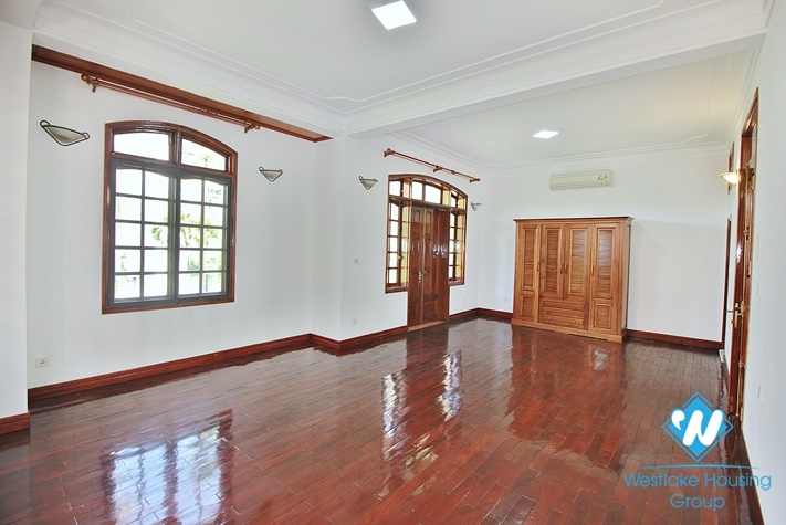 550 sqm garden and swimming pool villa for rent in Tay Ho