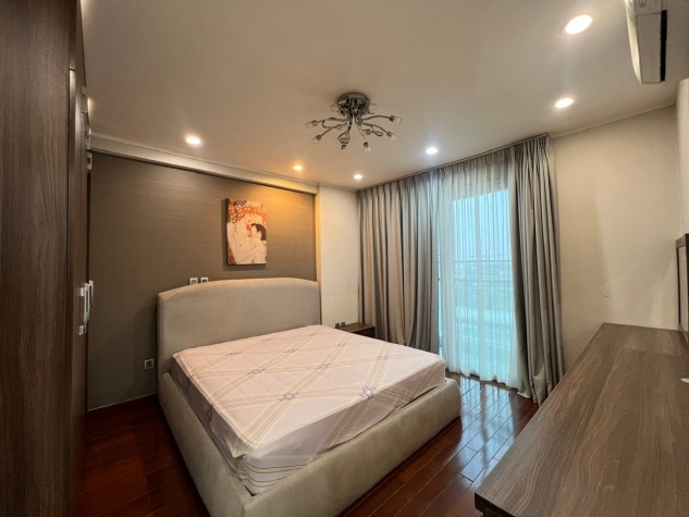 New beautiful 3 bedroom apartment fully furnished