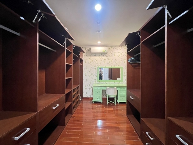 New beautiful 3 bedroom apartment fully furnished