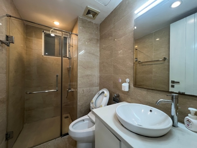 New beautiful 3 bedroom apartment fully furnished