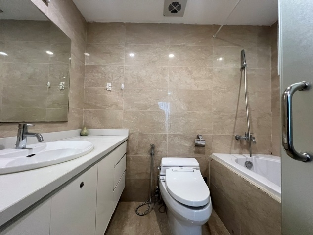 New beautiful 3 bedroom apartment fully furnished