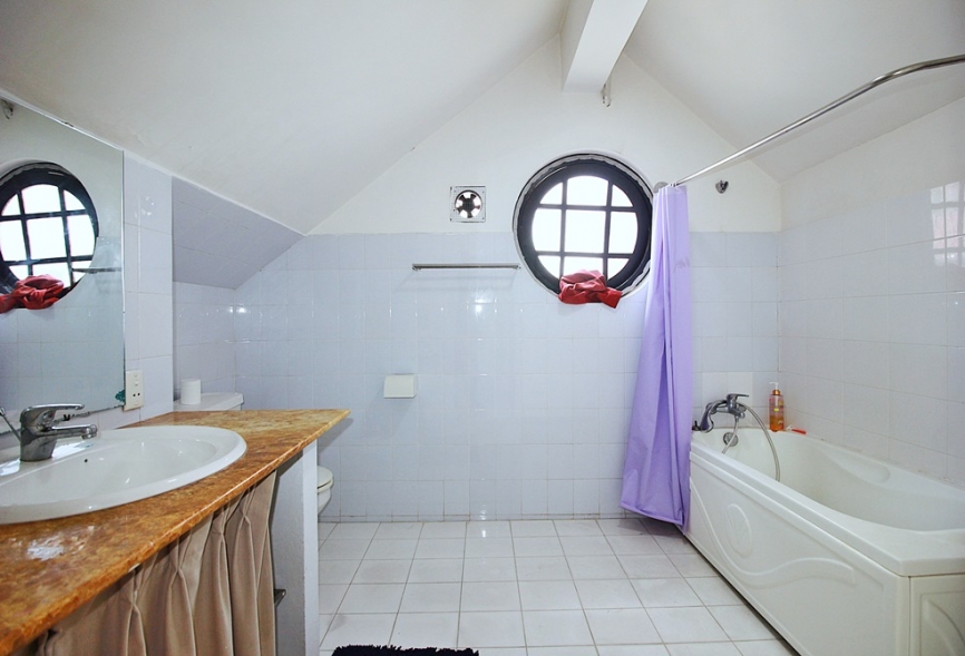 A lovely house 3 bedroom for rent on Tu Hoa st , Tay Ho district.