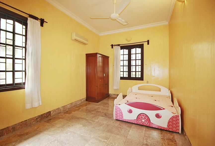 A lovely house 3 bedroom for rent on Tu Hoa st , Tay Ho district.
