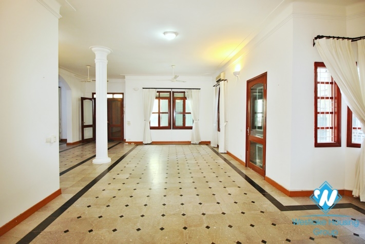 Outdoor-pool five bedrooms house for rent in Dang Thai Mai st, Tay Ho, Ha Noi