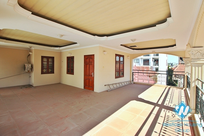 Unfurnished 4 bedrooms house with huge yard for rent in Tay Ho, Ha Noi