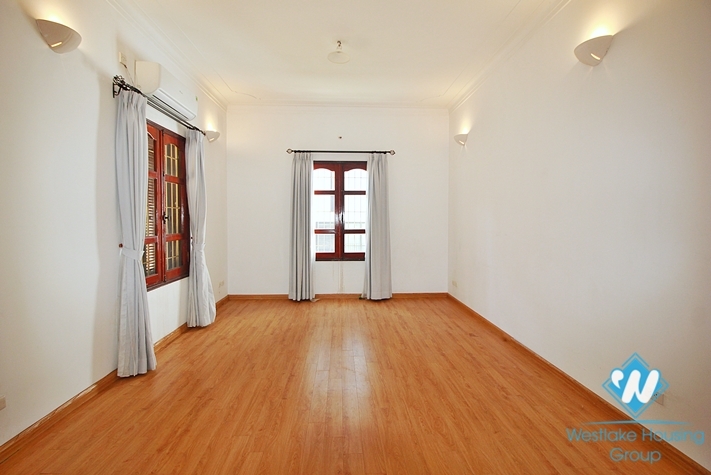Unfurnished 4 bedrooms house with huge yard for rent in Tay Ho, Ha Noi