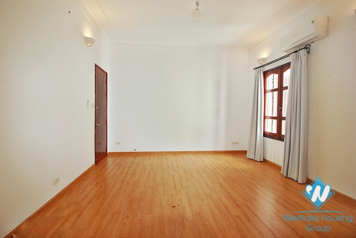 Unfurnished 4 bedrooms house with huge yard for rent in Tay Ho, Ha Noi