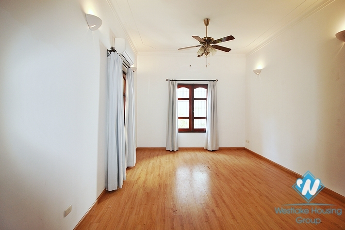 Unfurnished 4 bedrooms house with huge yard for rent in Tay Ho, Ha Noi