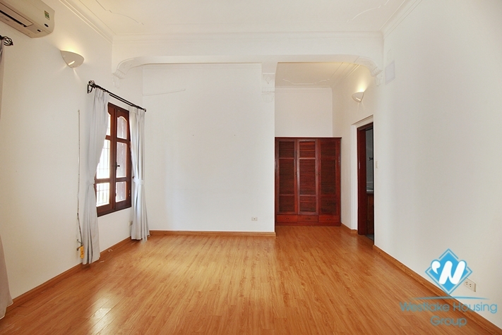 Unfurnished 4 bedrooms house with huge yard for rent in Tay Ho, Ha Noi