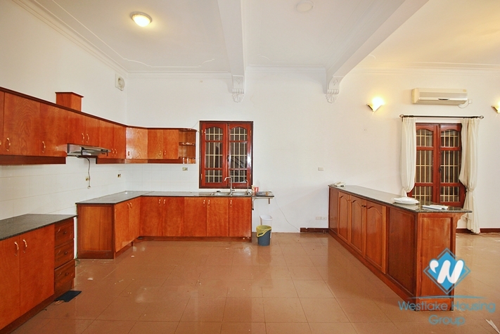 Unfurnished 4 bedrooms house with huge yard for rent in Tay Ho, Ha Noi