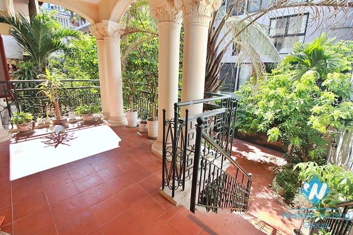 Unfurnished 4 bedrooms house with huge yard for rent in Tay Ho, Ha Noi