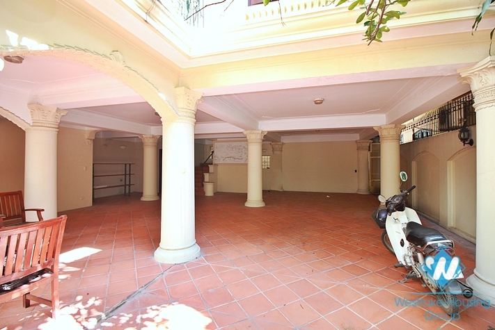 Unfurnished 4 bedrooms house with huge yard for rent in Tay Ho, Ha Noi