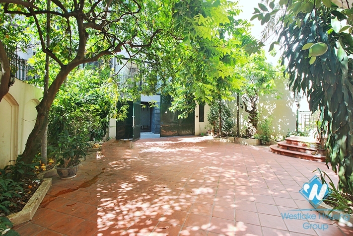 Unfurnished 4 bedrooms house with huge yard for rent in Tay Ho, Ha Noi