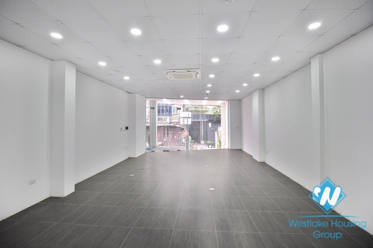 An office for rent in Xuan Dieu street, Tay Ho