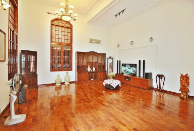 High ceiling French villa for rent in Tay Ho, Ha Noi