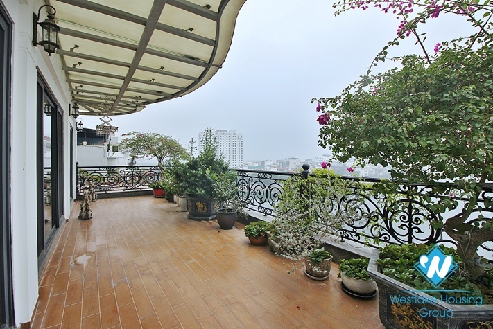 Spacious and lake view 3beds apartment for rent in Xuan Dieu, Tay Ho
