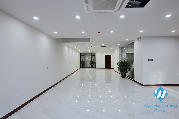 A spacious commercial space on Au Co street, Tay Ho
