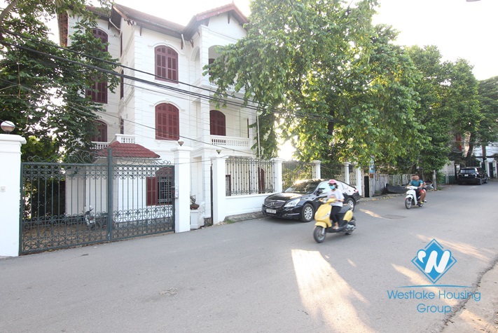 Lakeside house to rent with beautiful lake view balcony and small swimming pool