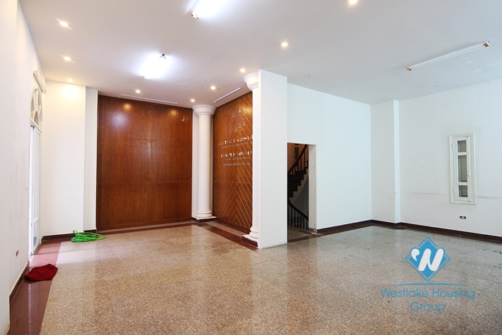 Luxury house for rent in Tay Ho District, Ha Noi 