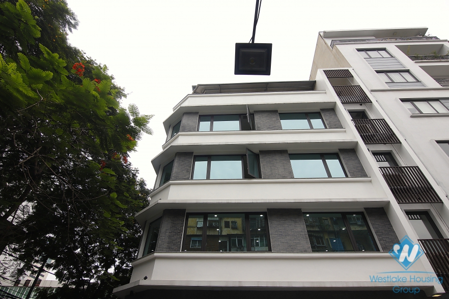 An spacious nice office or shop for rent in Giang Vo street, Ba Dinh district