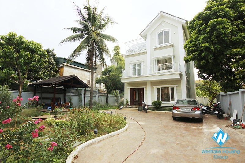 Long Bien villa with large garden. Next to French school. Easy access by car