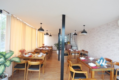 Lakeview house for rent to make restaurant in Xuan Dieu st, Tay Ho district.